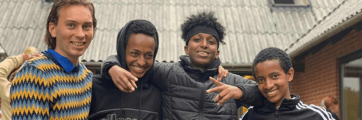Unge drenge med asylbaggrund med frivillig på koloni 